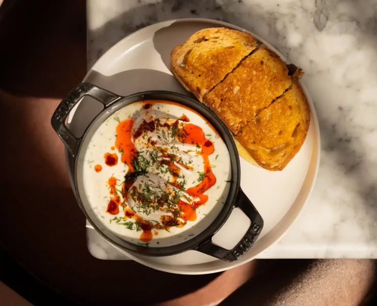 Eggbreak’s rich and creamy Turkish Eggs served in a cast iron dish with dill yoghurt, smoked paprika oil, and a side of golden toasted bread. This brunch classic is one of the signature dishes available during the brand’s Edinburgh residency.